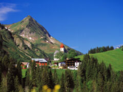 Damuels - Kirchdorf mit dem Glatthorn im Hintergrund